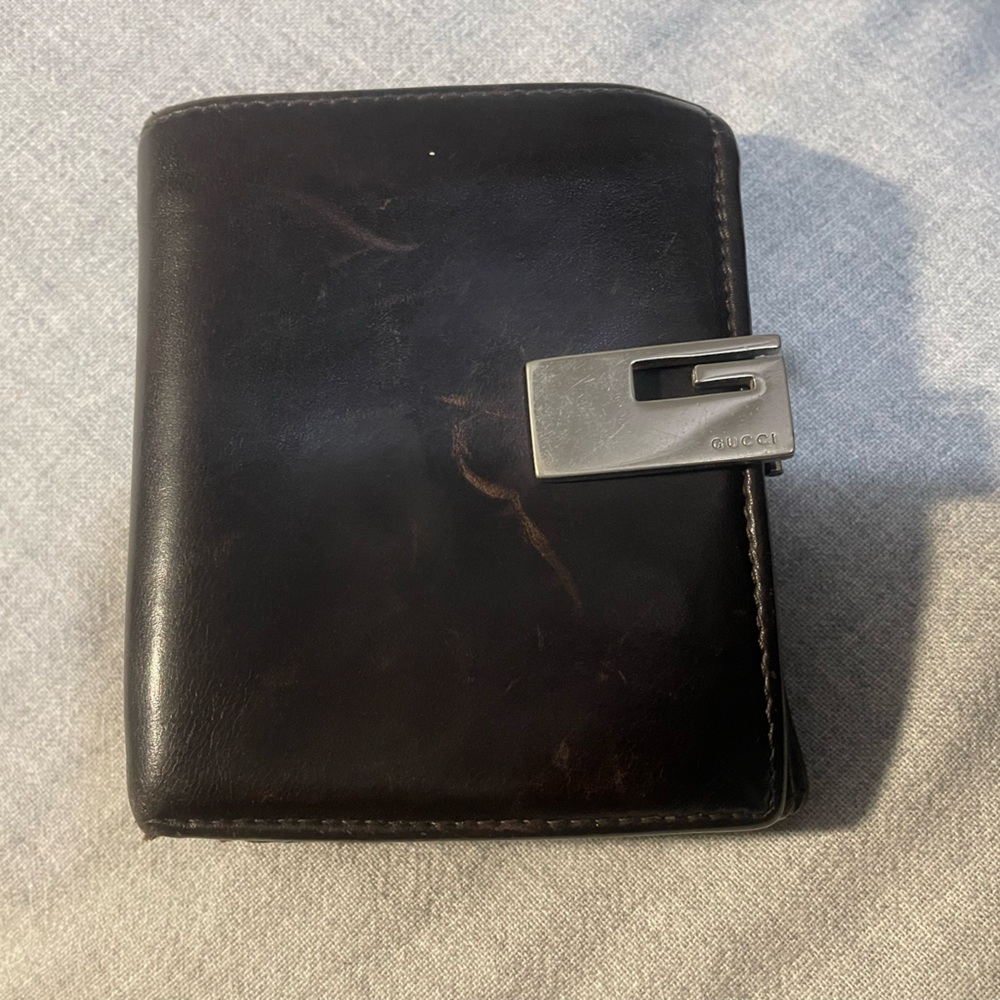 Authentic Gucci Dark Brown Leather Bifold Wallet.

Size: OS